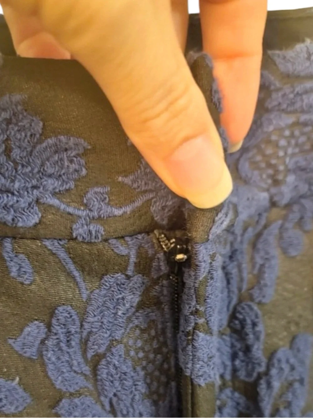 SOFT SURROUNDINGS Baroque/Textured Jacquard Ankle Pants in Navy/Black Size 8 - Picture 6 of 9
